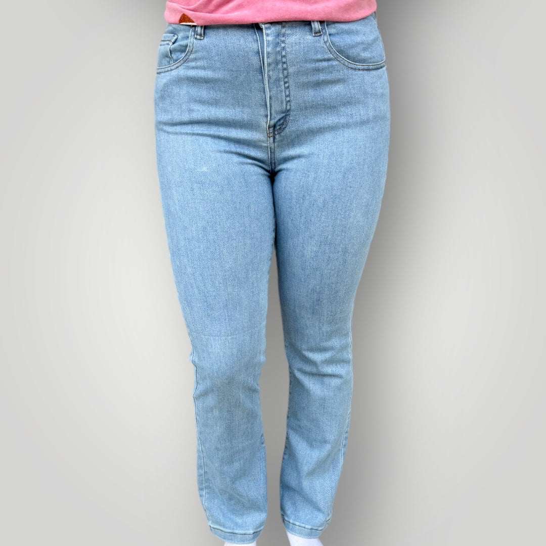 High Rise 90’s Straight Leg Jean